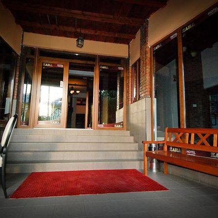 Hotel Zara Roman Bagian luar foto