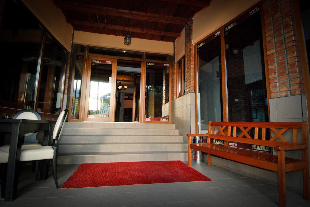 Hotel Zara Roman Bagian luar foto