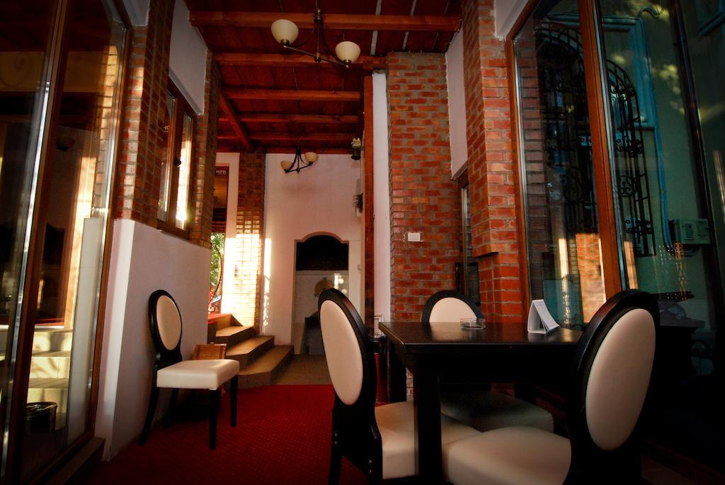 Hotel Zara Roman Bagian luar foto
