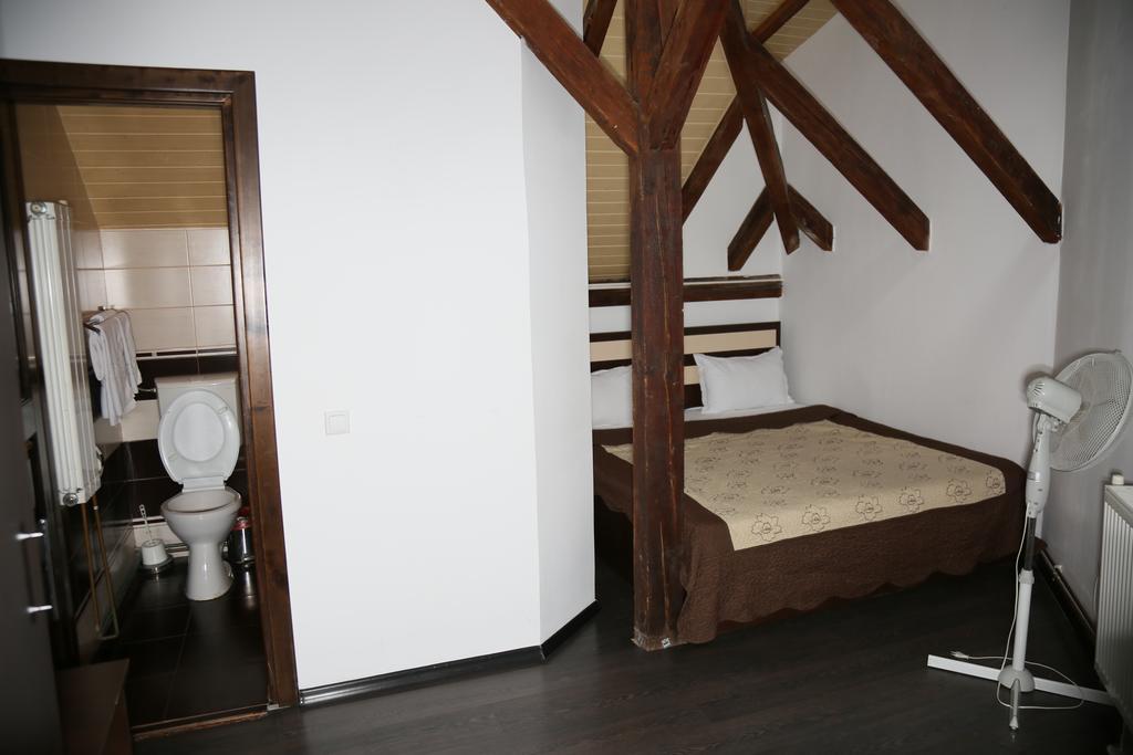 Hotel Zara Roman Bagian luar foto
