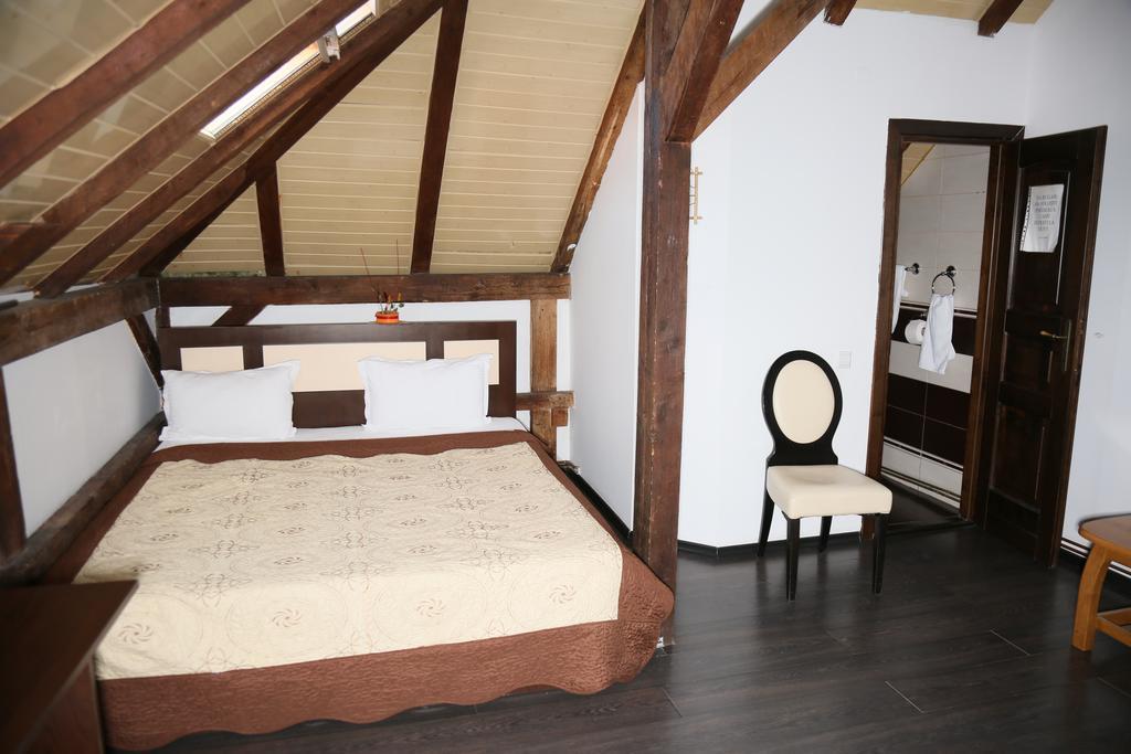 Hotel Zara Roman Bagian luar foto