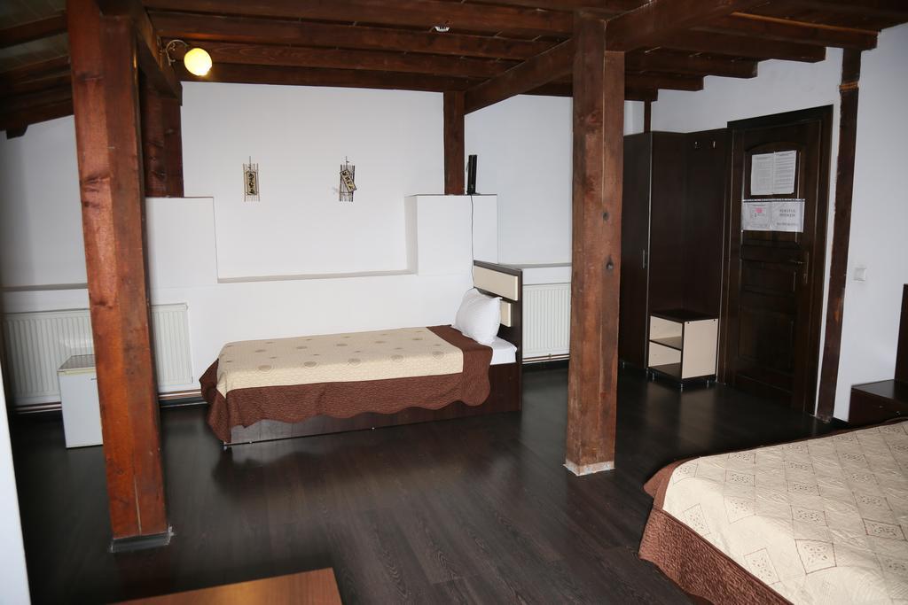 Hotel Zara Roman Bagian luar foto