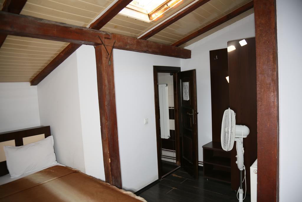Hotel Zara Roman Bagian luar foto