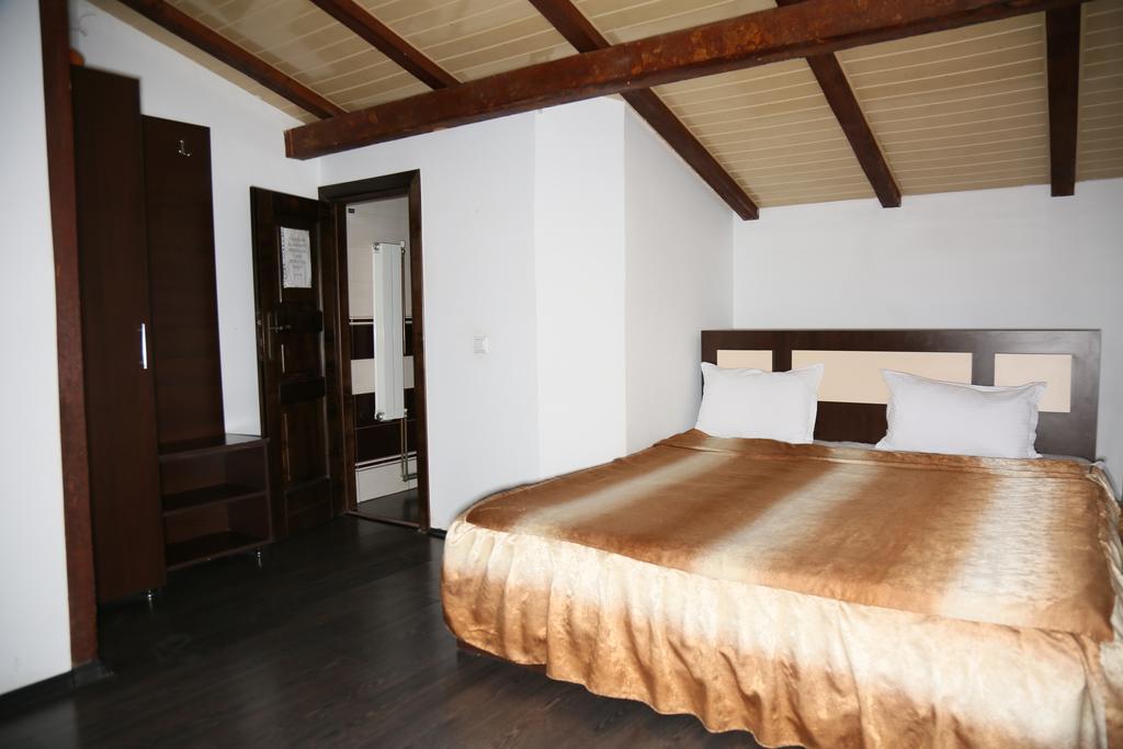 Hotel Zara Roman Bagian luar foto
