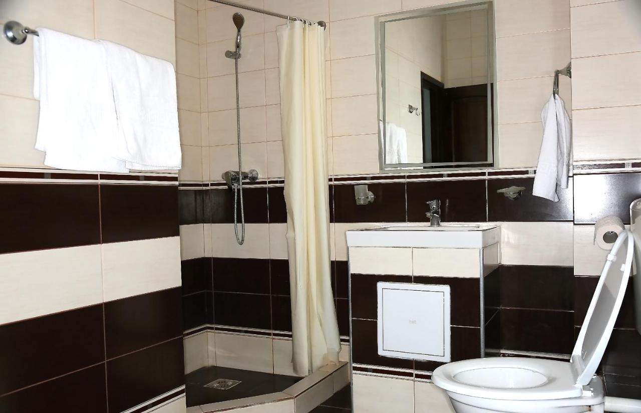 Hotel Zara Roman Bagian luar foto